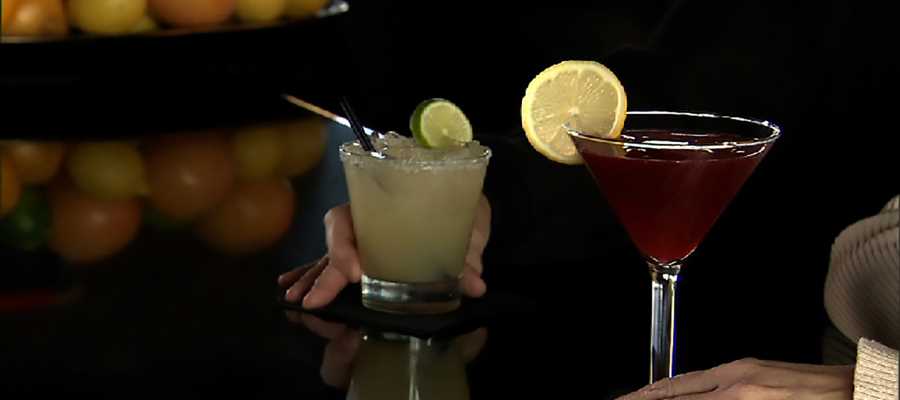 Two customers with cocktails